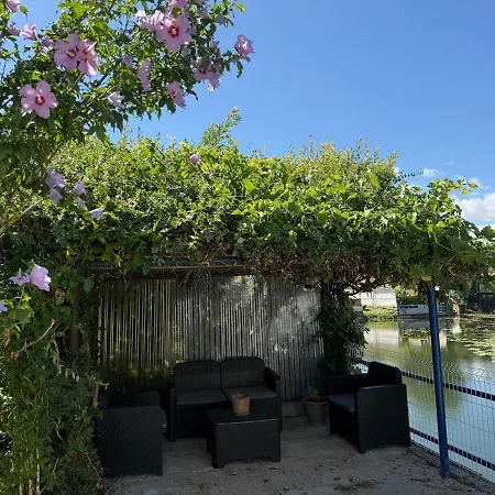 Maison Au Bord De L'eau Dans Le Marais Poitevin Hébergement de vacances *