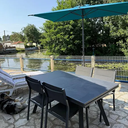 Ferienhaus Maison Au Bord De L'eau Dans Le Marais Poitevin Magne (Deux-Sevres)