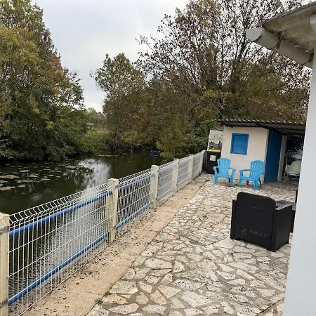 Hébergement de vacances Maison Au Bord De L'eau Dans Le Marais Poitevin *
